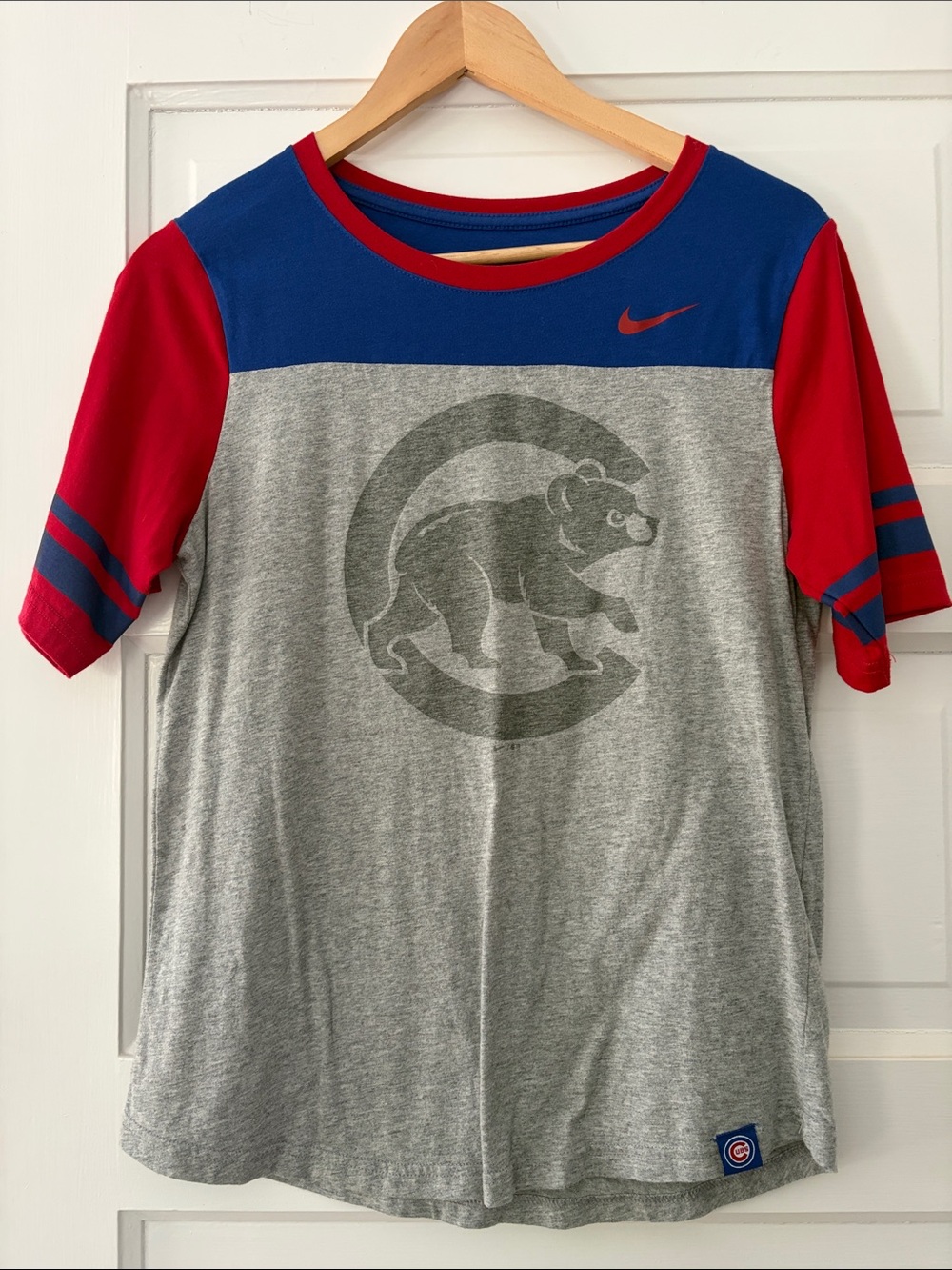 Nike Women’s Gray, Blue & Red Chicago Cubs Short-Sleeve Tee